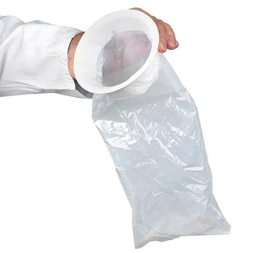 Ein geöffneter durchsichtiger Plasikspukbeutel mit Plasikring als Öffnung die von einer Hand im weißem Kitel gehalten wird.jpg